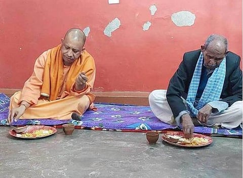 தலித் ஒருவர் வீட்டில் சாப்பிட்ட முதல்வர் யோகி ஆதித்யநாத் 