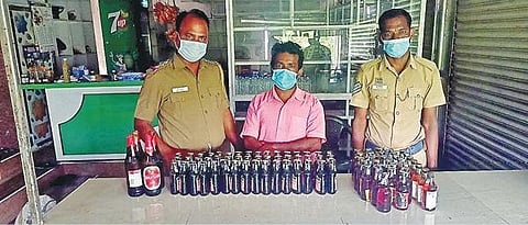 ஆரணி அடுத்த சித்தேரி கிராமத்தில் மதுபாட்டில்களை பதுக்கி விற்பனை செய்ததாக செல்வம் என்பவரை கைது செய்த காவல் துறையினர்.