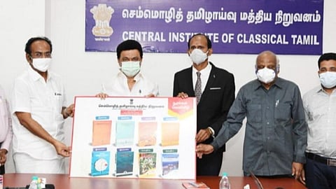 சென்னை, பெரும்பாக்கத்தில் உள்ள செம்மொழித் தமிழாய்வு மத்திய நிறுவனத்திற்கு தமிழக முதல்வர் மு.க. ஸ்டாலின் நேரில் சென்று பார்வையிட்டு, ஆய்வு செய்து, புதிய நூல்களை வெளியிட்டார்