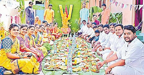 ஆந்திர மாநிலம், கோதாவரி மாவட்டத்தில் பொங்கல் பண்டிகைக்கு வந்த மருமகன்களுக்கு விதவிதமான உணவு வகைகளை சமைத்து அசத்திய மாமியார் வீட்டார்.
