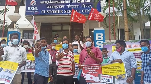4ஜி, 5ஜி சேவை வழங்க கோரிக்கை: புதுச்சேரியில் செல்ஃபி எடுத்து வாலிபர் சங்கம் நூதனப் போராட்டம்