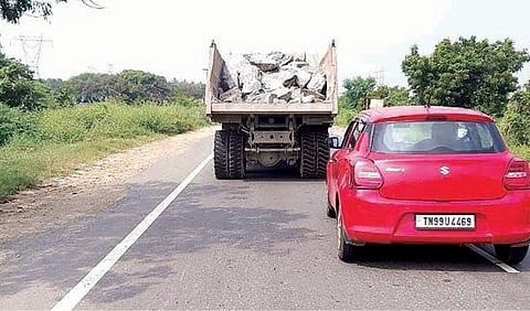 உடுமலை: விதிமீறும் வாகனங்களால் விபத்து அபாயம்