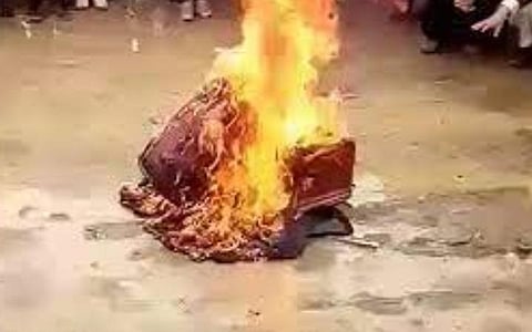 ஆப்கானிஸ்தானில் இசைக்கருவியை எரித்த தலிபான்கள்
