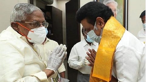 தமிழக முதல்வர் மு.க.ஸ்டாலினுடன் ஆர்.எம்.வீரப்பன் | கோப்புப்படம்.