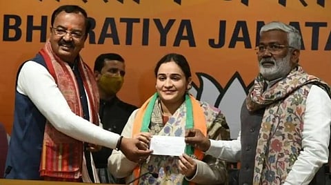 மோடியின் செல்ஃபி முதல் யோகியின் நேரடி விசிட் வரை: முலாயம் சிங் மருமகளின் முழு பின்னணி
