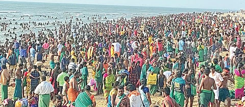 திருச்செந்தூர் செந்திலாண்டவர் கோயிலில் 5 நாட்கள் தடைக்கு பிறகு அனுமதி அளிக்கப்பட்டதால் கோயில் கடற்கரையில் நேற்று புனிதநீராட குவிந்த பக்தர்கள்.