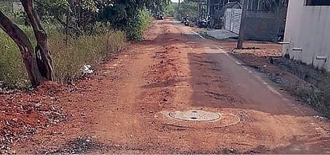 விழுப்புரம் சாலமேட்டில் புதிதாக போடப்பட்ட சாலையில் பாதாள சாக்கடைக்காக தோண்டப்பட்டு மூடப்பட்ட பள்ளம்.