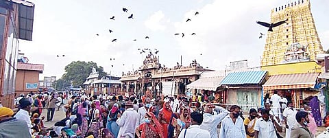 பழநி தண்டாயுதபாணி சுவாமி கோயிலில் சுவாமி தரிசனம் செய்வதற்காக நீண்ட வரிசையில் காத்திருந்த பக்தர்கள். (அடுத்த படம்) ராமேசுவரம் ராமநாத சுவாமி கோயில் கீழவாசல் பகுதியில் திரண்டிருந்த பக்தர்கள்.