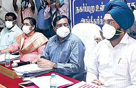 நகர்ப்புற உள்ளாட்சி தேர்தலை நடத்துவது தொடர்பாக அங்கீகரிக்கப்பட்ட அரசியல் கட்சி பிரதிநிதிகளுடனான ஆலோசனை கூட்டம் மாநில தேர்தல் ஆணையர் வெ.பழனிகுமார் தலைமையில் சென்னை கோயம்பேட்டில் உள்ள மாநில தேர்தல் ஆணைய அலுவலகத்தில் நேற்று நடைபெற்றது. ஆணைய செயலர் எ.சுந்தரவல்லி, சென்னை மாநகராட்சி ஆணையர் ககன்தீப் சிங் பேடி ஆகியோர் உடனிருந்தனர். படம்: ம.பிரபு