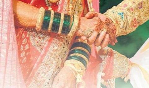 பண்ருட்டியில் திருமண வரவேற்பின்போது மணமகள் நடனம்: மாப்பிள்ளை அடித்ததால் மணமகனை மாற்றிய மணமகள்