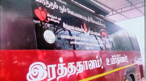 புதுச்சேரி எய்ட்ஸ் கட்டுப்பாட்டு சங்கத்தில் உள்ள நடமாடும் ரத்ததான ஊர்தியில் இருந்த ஹிந்தியை நீக்கி மீண்டும் தமிழ் இடம் பிடித்துள்ளது. 