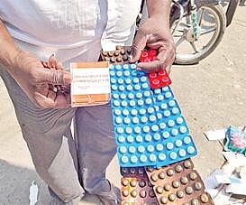குப்பையில் வீசப்பட்ட மாத்திரைகள்.