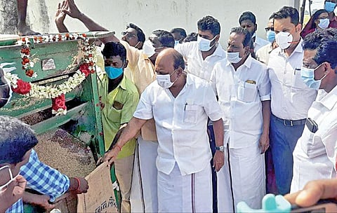 இடையாத்தூர் கிராமத்தில் சம்பா பருவத்துக்கான அரசின் நேரடி நெல் கொள்முதல் நிலையத்தை குறு, சிறு மற்றும் நடுத்தரத் தொழில் நிறுவனங்கள் துறை அமைச்சர் தா.மோ.அன்பரசன் திறந்துவைத்தார். அருகில் செங்கை மாவட்ட ஆட்சியர் ஆ.ர.ராகுல்நாத் உள்ளிட்டோர்.