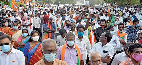 தஞ்சாவூர் மாவட்டத்தில் பள்ளி மாணவி தற்கொலை தொடர்பாக உரிய விசாரணை நடத்தக் கோரி தமிழக பாஜக சார்பில் தேசிய செயற்குழு உறுப்பினர் குஷ்பு தலைமையில். வள்ளுவர் கோட்டம் அருகே கண்டன ஆர்ப்பாட்டம்  நடைபெற்றது. படம் : ம.பிரபு