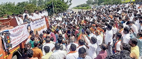 தஞ்சாவூர் மாவட்ட ஆட்சியர் அலுவலகம் முன்பு நேற்று முற்றுகைப் போராட்டத்தில் ஈடுபட்ட பாஜகவினர்.