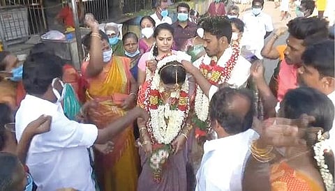 திருப்பரங்குன்றம் சுப்பிரமணிய சுவாமி கோயில் முன் எளிமையாக நடந்த திருமணத்தில் மணமகள் கழுத்தில் தாலி கட்டிய மணமகன் .