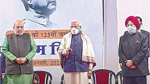 டெல்லியில் இந்தியா கேட் பகுதியில் நேதாஜி சுபாஷ் சந்திர போஸின் முப்பரிமாண மின்ஒளி சிலையை பிரதமர் நரேந்திர மோடி நேற்று திறந்துவைத்தார். உடன் மத்திய அமைச்சர்கள் அமித் ஷா, ஹர்தீப் சிங் புரி உள்ளனர்.