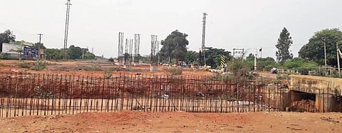 விகேடி சாலையில் கொள்ளுக்காரன்குட்டை பகுதியில் இரு ஆண்டுகளுக்கு முன் மேம்பாலத்திற்காகவும், தரைப் பாலத்திற்காகவும் அமைக்கப்பட்ட கான்கிரீட்டில் உள்ள கம்பிகள்.