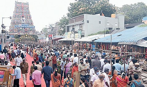 வடபழனி முருகன் கோயில் கும்பாபிஷேகம் நடந்து முடிந்த நிலையில், நேற்று முதல் பக்தர்கள் தரிசனத்துக்கு அனுமதி வழங்கப்பட்டது. இதன் காரணமாக  சுவாமியை தரிசிக்க காலை முதலே பக்தர்கள் நீண்ட வரிசையில் காத்திருந்தனர். படங்கள்: ம.பிரபு