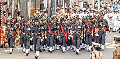 குடியரசு தின விழாவை முன்னிட்டு, சென்னை மெரினா காமராஜர் சாலையில் நேற்று நடைபெற்ற அணிவகுப்பு ஒத்திகையில் வீர நடையுடன் வந்த ராணுவ வீரர்கள். படம்: பு.க.பிரவீன்