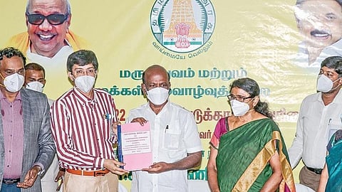 2021-22-ம் ஆண்டுக்கான எம்பிபிஎஸ், பிடிஎஸ் மருத்துவ படிப்பு களுக்கான தரவரிசைப் பட்டியலை சுகாதாரத் துறை அமைச்சர் மா.சுப்பிரமணியன் நேற்று வெளியிட்டார். உடன் துறை செயலர் ஜெ.ராதா கிருஷ்ணன், மருத்துவக் கல்வி இயக்குநர் நாராயணபாபு, தேர்வுக்குழு செயலர் வசந்தாமணி உள்ளிட்டோர்.படம்: பு.க.பிரவீன்