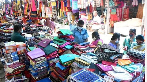 ஈரோடு பன்னீர்செல்வம் பூங்கா அருகே செயல்படும் ஈரோடு ஜவுளிசந்தை வியாபாரிகளின்றி வெறிச்சோடி காணப்படுகிறது. 