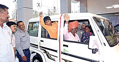 வாக்குறுதிப்படி கொல்லருக்கு கார் பரிசளித்த ஆனந்த் மஹிந்திரா