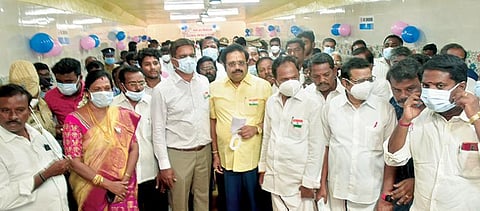 வேலூர் சத்துவாச்சாரி தேசிய நெடுஞ்சாலை பகுதியில் கட்டப்பட்ட சுரங்கப்பாதையை பொதுமக்களின் பயன் பாட்டுக்காக நேற்று திறந்து வைத்து பார்வையிட்ட நாடாளுமன்ற உறுப்பினர் கதிர் ஆனந்த். அருகில், மாவட்ட ஆட்சியர் குமாரவேல் பாண்டியன், சட்டப்பேரவை உறுப்பினர் கார்த்திகேயன் உள்ளிட்டோர்.படம்: வி.எம்.மணிநாதன்.