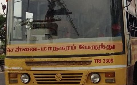 மீன்கூடையுடன் வந்த பெண்மணியை மாநகர பேருந்தில் ஏற்ற மறுத்த நடத்துநர்
