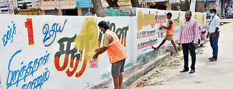 திருநெல்வேலியில் நகர்ப்புற உள்ளாட்சி தேர்தலையொட்டி அரசியல் கட்சியினரின் சுவரொட்டிகள், சுவர் விளம்பரங்கள் அழிக்கப்பட்டன.  படங்கள்: மு. லெட்சுமி அருண்