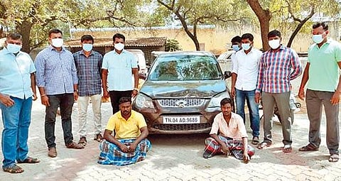 செய்துங்கநல்லூர் அருகே ரயில்வே அதிகாரியை காரை ஏற்றி கொலை செய்ததாக கைது செய்யப்பட்ட 2 பேர் மற்றும் பறிமுதல் செய்யப்பட்ட காருடன் தனிப்படை போலீஸார்.