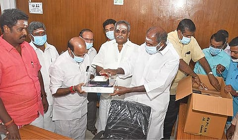 ஐபோன், லேப்டாப் உள்ளிட்ட அலுவலக பயன்பாட்டு உபகரணங்களை முதல்வர் ரங்கசாமி யிடம் இருந்து பெறுகிறார் அமைச்சர் லட்சுமிநாராயணன்.