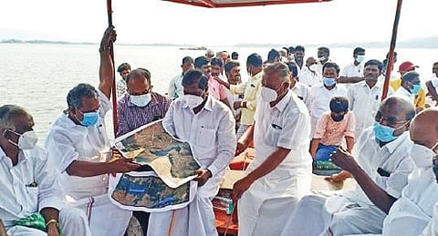 தருமபுரி மாவட்டம் நாகமரை அருகே காவிரியாற்றின் குறுக்கே உயர்மட்ட பாலம் அமையவுள்ள பகுதியில் பரிசலில் சென்று ஆய்வு மேற்கொண்ட பென்னாகரம் எம்எல்ஏ ஜி.கே.மணி. உடன், தருமபுரி எம்எல்ஏ வெங்கடேஸ்வரன் உள்ளிட்டோர்.