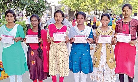 மருத்துவ கலந்தாய்வில் எம்பிபிஎஸ் படிக்க இடம் கிடைத்த மகிழ்ச்சியில், புதுக்கோட்டை மாவட்டம் கீரமங்கலம் அரசு மகளிர் மேல்நிலைப் பள்ளி மாணவிகள்.
