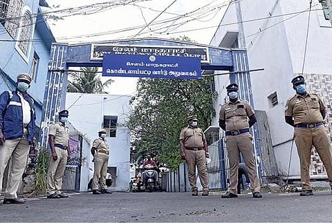 நகர்ப்புற உள்ளாட்சித் தேர்தலுக்கான வேட்புமனு தாக்கல் தொடங்கியதை அடுத்து சேலம் மாநகராட்சி கொண்டலாம்பட்டி மண்டல அலுவலகம் முன்பு பலத்த பாதுகாப்பு போடப்பட்டிருந்தது.படம்: எஸ்.குரு பிரசாத்