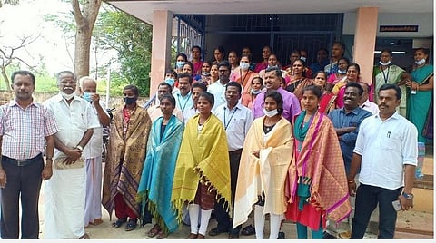 புதுக்கோட்டை மாவட்டம் கீரமங்கலம் அரசு மகளிர் மேல்நிலைப் பள்ளியில் ஆசிரியர்கள் மற்றும் மாணவர்களுடன் மாவட்ட முதன்மைக் கல்வி அலுவலர் சாமி.சத்தியமூர்த்தி.