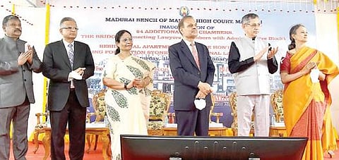 உயர் நீதிமன்ற மதுரை கிளையில்  கட்டப்பட்டுள்ள கூடுதல் வழக்கறிஞர்கள் அறைகள், நீதிபதிகள் அடுக்கு மாடி குடியிருப்பு, இணைப்பு பாலத்தை திறந்து வைத்தார் தலைமை நீதிபதி (பொறுப்பு ) முனீஸ்வர்நாத் பண்டாரி. உடன் நீதிபதிகள் புஷ்பா சத்யநாராயணா, எஸ்.வைத்தியநாதன்,  எம்.சுந்தர், பி.புகழேந்தி, அனிதா சுமந்த்.