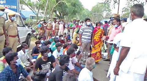 ஒரத்தூர் அரசு ஆரம்ப சுகாதார நிலையத்தை முற்றுகையிட்டு சாலை மறியலில் ஈடுபட்டவர்கள்.