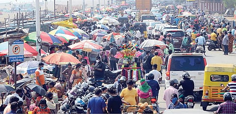 கரோனா தொற்று பரவலை கட்டுப்படுத்தும் வகையில் அரசு சார்பில் அமல்படுத்தப்பட்டிருந்த ஞாயிறு முழு ஊரடங்கு ரத்து செய்யப்பட்டு தளர்வுகள் அறிவிக்கப்பட்டுள்ளன. இதன் காரணமாக சென்னை கலங்கரை விளக்கம் அருகில் உள்ள மீன் சந்தையில் நேற்று மீன்களை வாங்க திரண்டிருந்த மக்கள் கூட்டம். படம்: க. பரத்