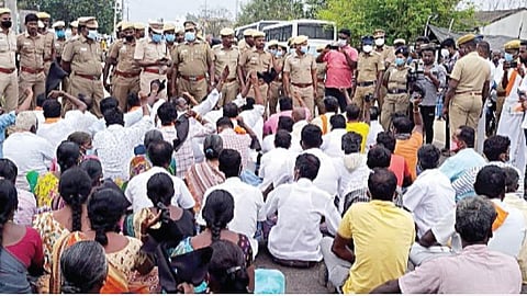 ஆர்எஸ்எஸ் நிர்வாகி கைது செய்யப்பட்டதை எதிர்த்து பாஜகவினர் சாலை மறியல் போராட்டம்