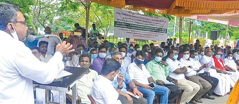 தமிழ்நாடு இளநிலை மருத்துவப் பட்டப் படிப்பு சேர்க்கைக்கான சட்டத்தை குடியரசுத் தலைவர் ஒப்புதலுக்கு தமிழக ஆளுநர் உடனடியாக அனுப்ப வலியுறுத்தி சென்னை வள்ளுவர் கோட்டம் அருகில் நேற்று நடைபெற்ற உண்ணாவிரதப் போராட்டத்தில் பங்கேற்றோர்.   படம்: பு.க.பிரவீன்