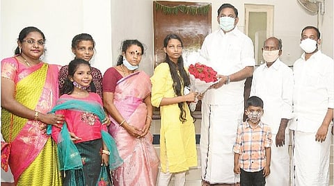 அரசுப் பள்ளி மாணவர்களுக்கான 7.5%  உள் இடஒதுக்கீட்டில் மருத்துவம் பயில வாய்ப்பு கிடைத்த சென்னை அசோக் நகர் புதூரைச் சேர்ந்த மாணவி காயத்ரி, அதிமுக இணை ஒருங்கிணைப்பாளரும், சட்டப்பேரவை எதிர்க்கட்சித் தலைவருமான கே.பழனிசாமியை சந்தித்து வாழ்த்து பெற்றார். உடன், மாணவியின் பெற்றோர் உள்ளிட்டோர்.