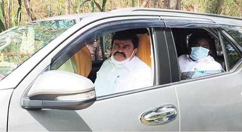 விருதுநகர் மாவட்ட குற்றப் பிரிவு அலுவலகத்தில் விசாரணைக்காக ஆஜரான முன்னாள் அமைச்சர் கே.டி.ராஜேந்திரபாலாஜி கரோனா தொற்று காரணமாக திருப்பிஅனுப்பிவைக்கப்பட்டார்.