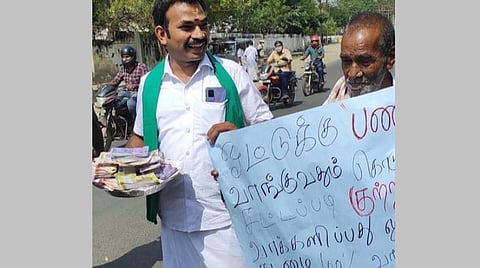 மதுரையில் இன்று வேட்பு மனு தாக்கலின்போது,  'வாக்களிக்க பணம் பெற வேண்டாம்' என்ற விழிப்புணர்வுக்காக டம்மி பணத்துடன் வந்த சுயேச்சை வேட்பாளர்.