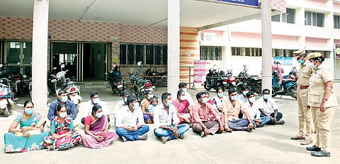 5 மாதம் நிலுவை சம்பளம் வழங்க கோரி, வேலூர் மாவட்ட ஆட்சியர் அலுவலக வளாகத்தில் நேற்று தர்ணாவில் ஈடுபட்ட அம்மா மினி கிளீனிக் பல்நோக்கு மருத்துவ பணியாளர்கள். படம்: வி.எம்.மணிநாதன்.