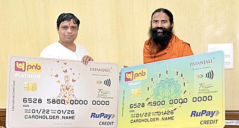 பதஞ்சலி ஆயுர்வேதா நிறுவன நிர்வாக இயக்குநர் ஆச்சாரிய பால்கிருஷ்ணா, யோகா குரு ராம்தேவ் ஆகியோர் பிஎன்பி ரூபே பிளாட்டினம், பிஎன்பி ரூபே செலக்ட் கடன் அட்டைகளை அறிமுகப்படுத்தினர்.
