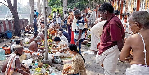 தை அமாவாசை தினத்தை முன்னிட்டு, சென்னை மயிலாப்பூர் கபாலீஸ்வரர் கோயில் குளத்தில் நேற்று  ஏராளமான மக்கள் தங்கள் முன்னோருக்கு தர்ப்பணம் செய்தனர். படம்: க.பரத்