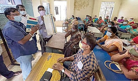 பாமக மற்றும் சுயேட்சை வேட்பாளர்கள் தை அமாவாசை தினமான நேற்று சென்னை மாநகராட்சி, ஷெனாய் நகர் மண்டல அலுவலகத்தில் வேட்புமனுக்களை பெற்றுச் சென்றனர். படம்: ம.பிரபு