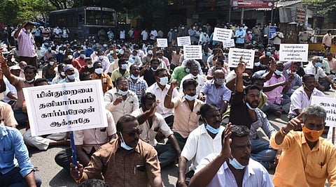 மின் துறை ஊழியர்கள் தர்ணா போராட்டத்தில் ஈடுபட்டுள்ள படம்: படம் உதவி : சாம்ராஜ்