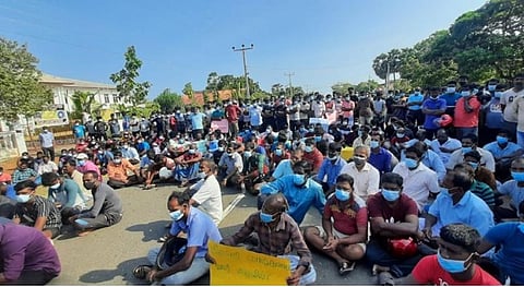 யாழ்ப்பாணம் மாவட்டம் மருதங்கேணி வட்டாச்சியர் அலுவலகத்தை முற்றுகையிட்டு போராட்டம் நடத்திய மீனவர்கள்.